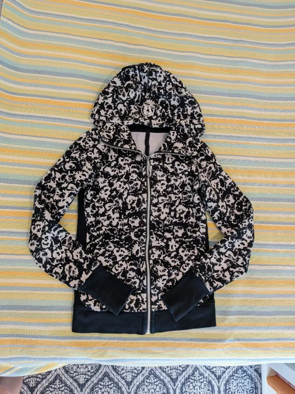 ⭐ Lululemon Scuba Hoodie III - Fleur Sombre - Black & White - Size 4